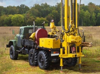 Процесс бурения артезианской скважины на воду.